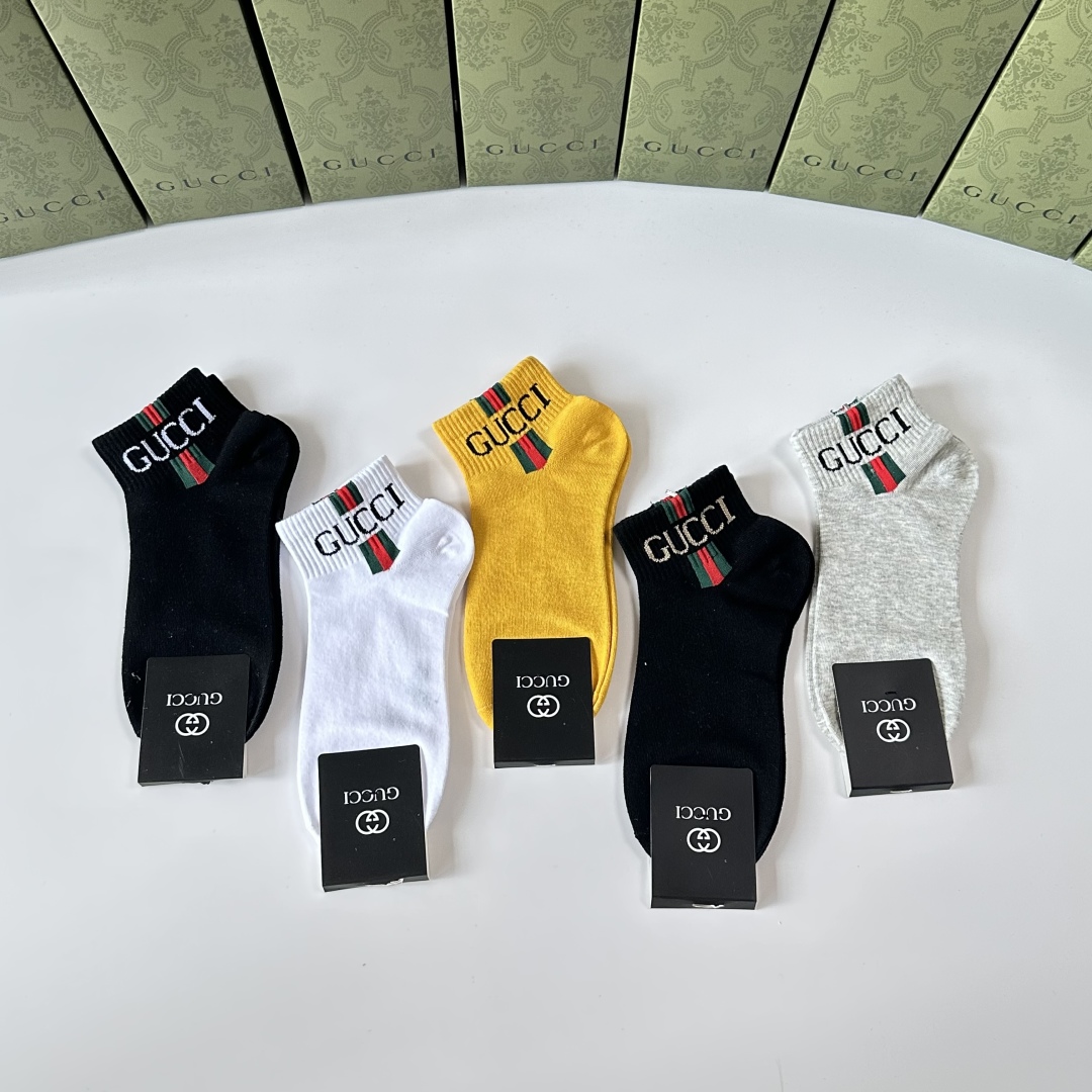  💛配专柜包装
Gucci（古驰）新款中短款堆堆袜袜子！一盒五双，专柜同步筒袜袜子，💛大牌出街，潮人必备