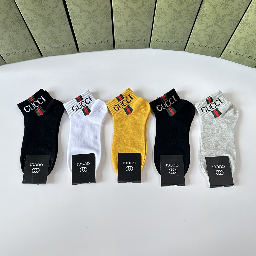  💛配专柜包装
Gucci（古驰）新款中短款堆堆袜袜子！一盒五双，专柜同步筒袜袜子，💛大牌出街，潮人必备
