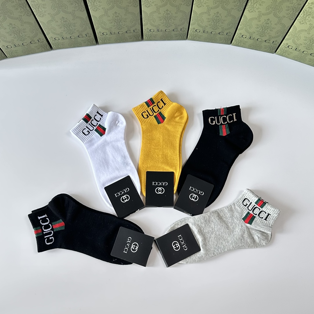  💛配专柜包装
Gucci（古驰）新款中短款堆堆袜袜子！一盒五双，专柜同步筒袜袜子，💛大牌出街，潮人必备