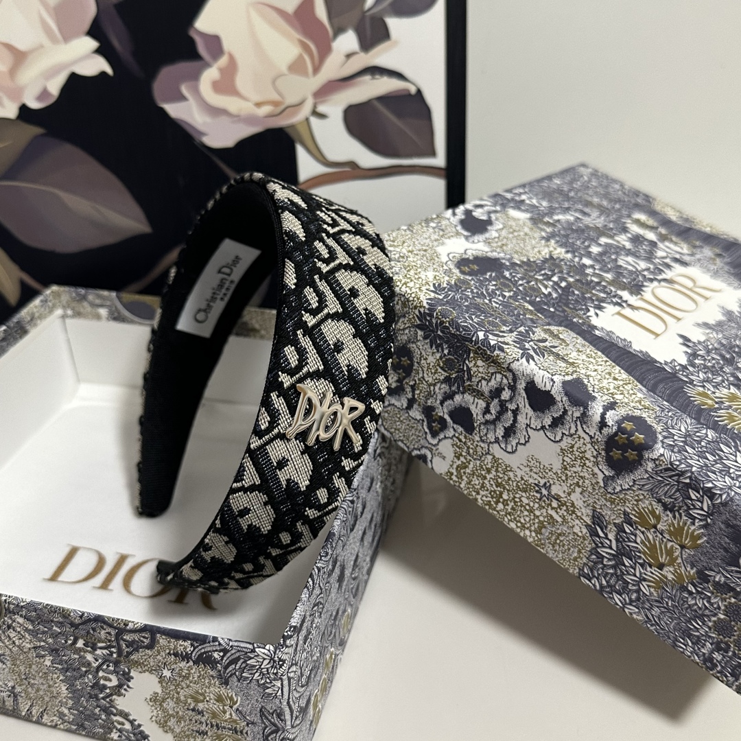  配专柜包装
DIOR（迪奥）最新发箍#
信我！人手必备的单品 这件必须买
洋气神仙颜值💕💫
小仙女要收