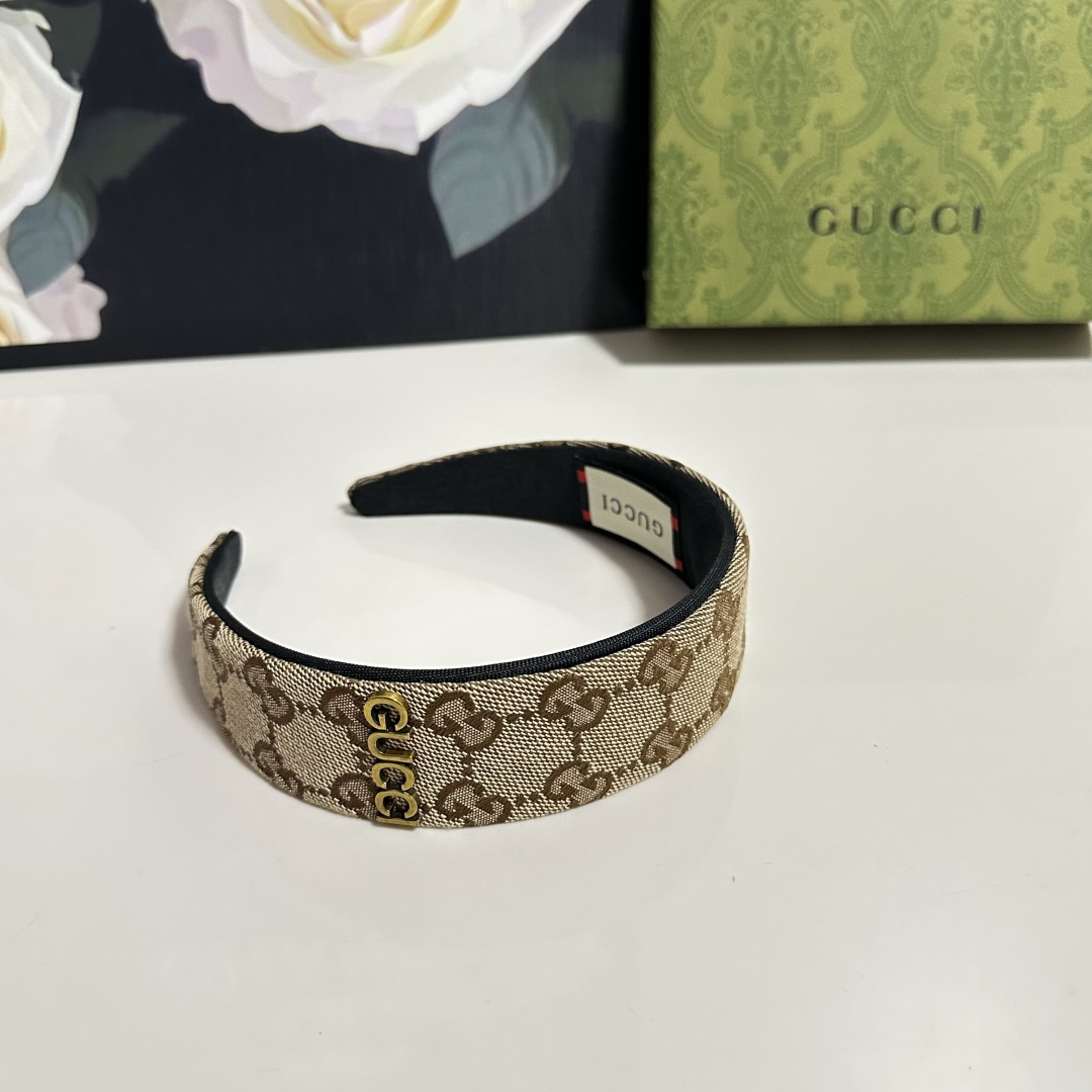  配专柜包装
Gucci（古驰）最新发箍#
信我！人手必备的单品 这件必须买
洋气神仙颜值💕💫
小仙女要