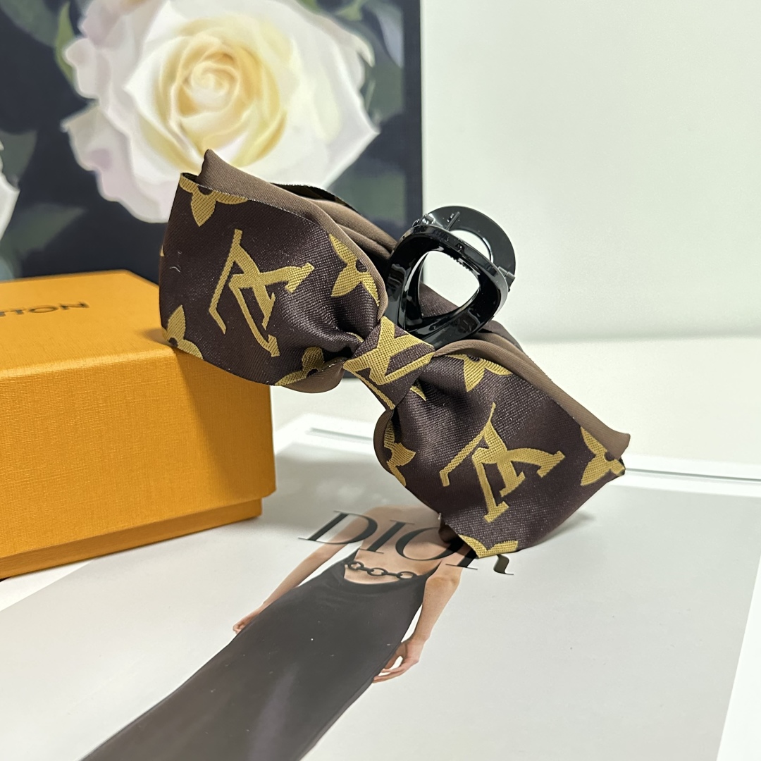  配专柜包装 
LV（路易威登）最新爆款来啦✨💫
中古vintage复古抓夹
优雅的girl值得入手 非