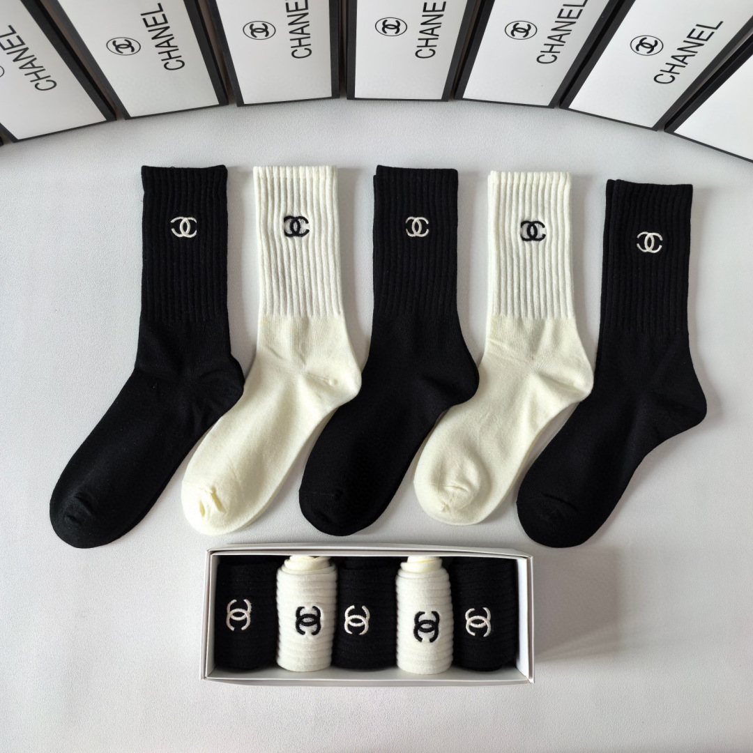  💛配专柜包装
CHANEL(香奈儿)新款刺绣中长款堆堆袜袜子！一盒五双，专柜同步筒袜袜子，💛大牌出街，