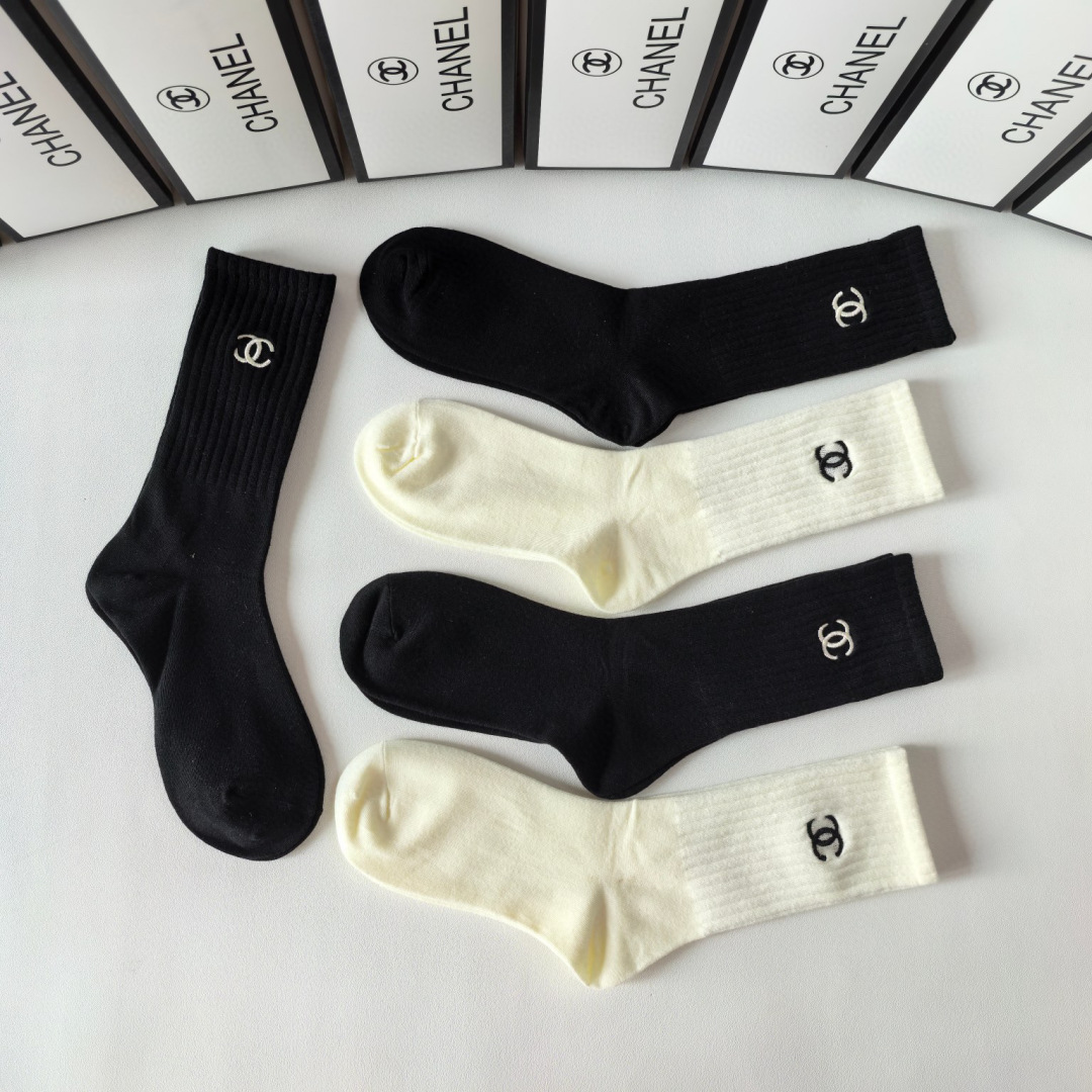  💛配专柜包装
CHANEL(香奈儿)新款刺绣中长款堆堆袜袜子！一盒五双，专柜同步筒袜袜子，💛大牌出街，