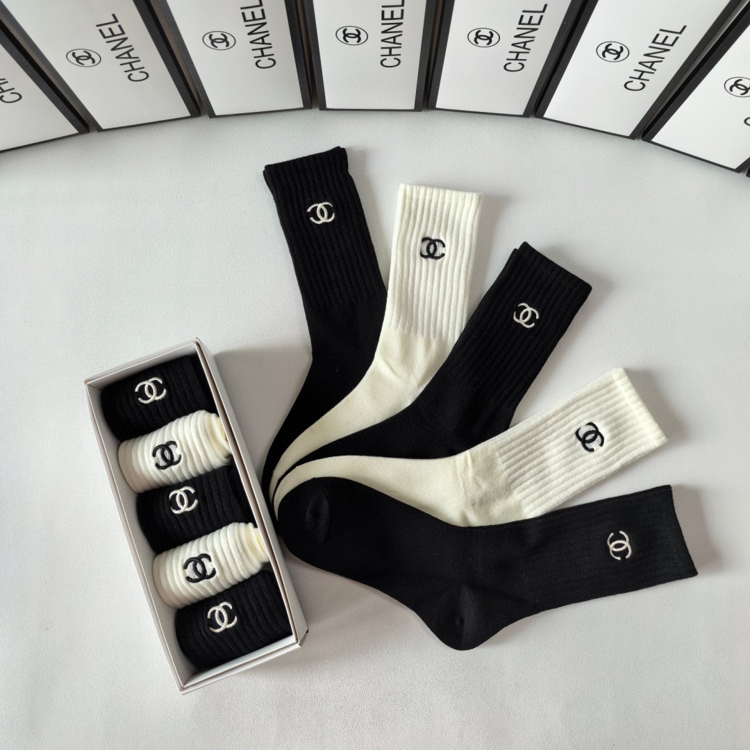  💛配专柜包装
CHANEL(香奈儿)新款刺绣中长款堆堆袜袜子！一盒五双，专柜同步筒袜袜子，💛大牌出街，