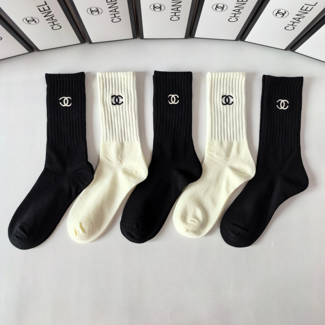  💛配专柜包装
CHANEL(香奈儿)新款刺绣中长款堆堆袜袜子！一盒五双，专柜同步筒袜袜子，💛大牌出街，