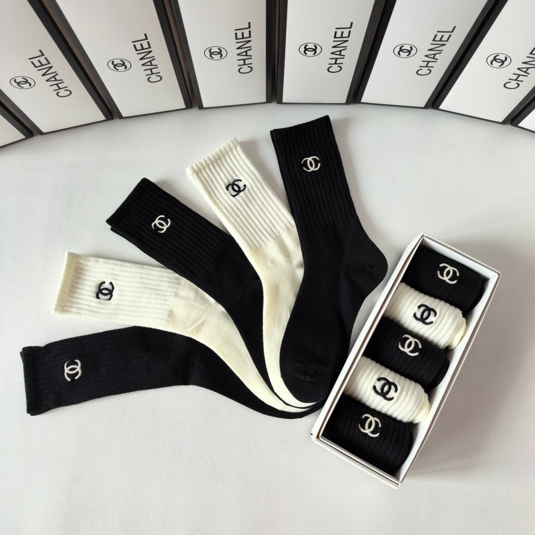  💛配专柜包装
CHANEL(香奈儿)新款刺绣中长款堆堆袜袜子！一盒五双，专柜同步筒袜袜子，💛大牌出街，