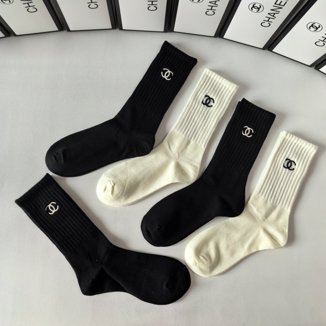  💛配专柜包装
CHANEL(香奈儿)新款刺绣中长款堆堆袜袜子！一盒五双，专柜同步筒袜袜子，💛大牌出街，