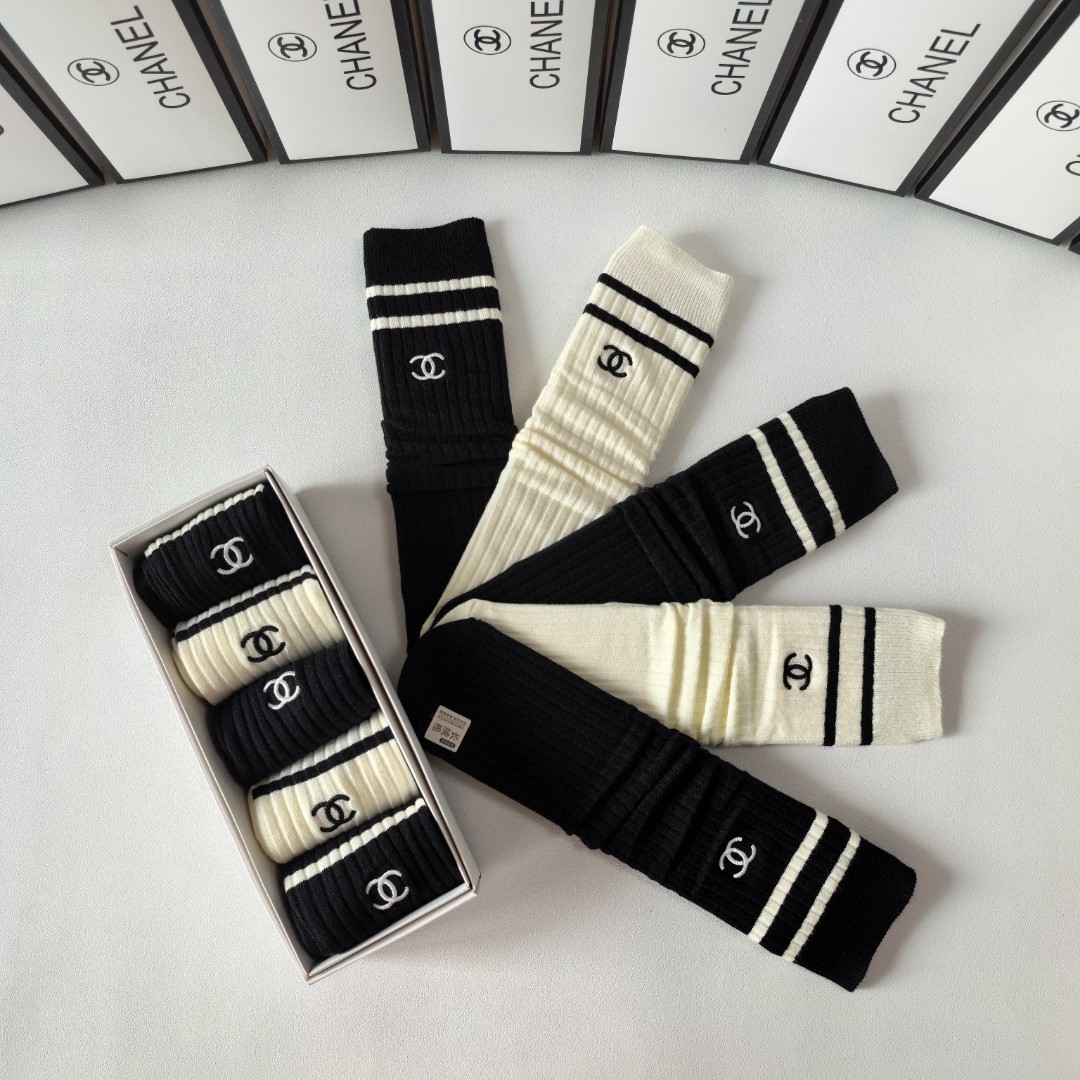 💛配专柜包装
Chanel（香奈儿）新款刺绣中长款堆堆袜袜子！一盒五双，专柜同步筒袜袜子，💛大牌出街，潮