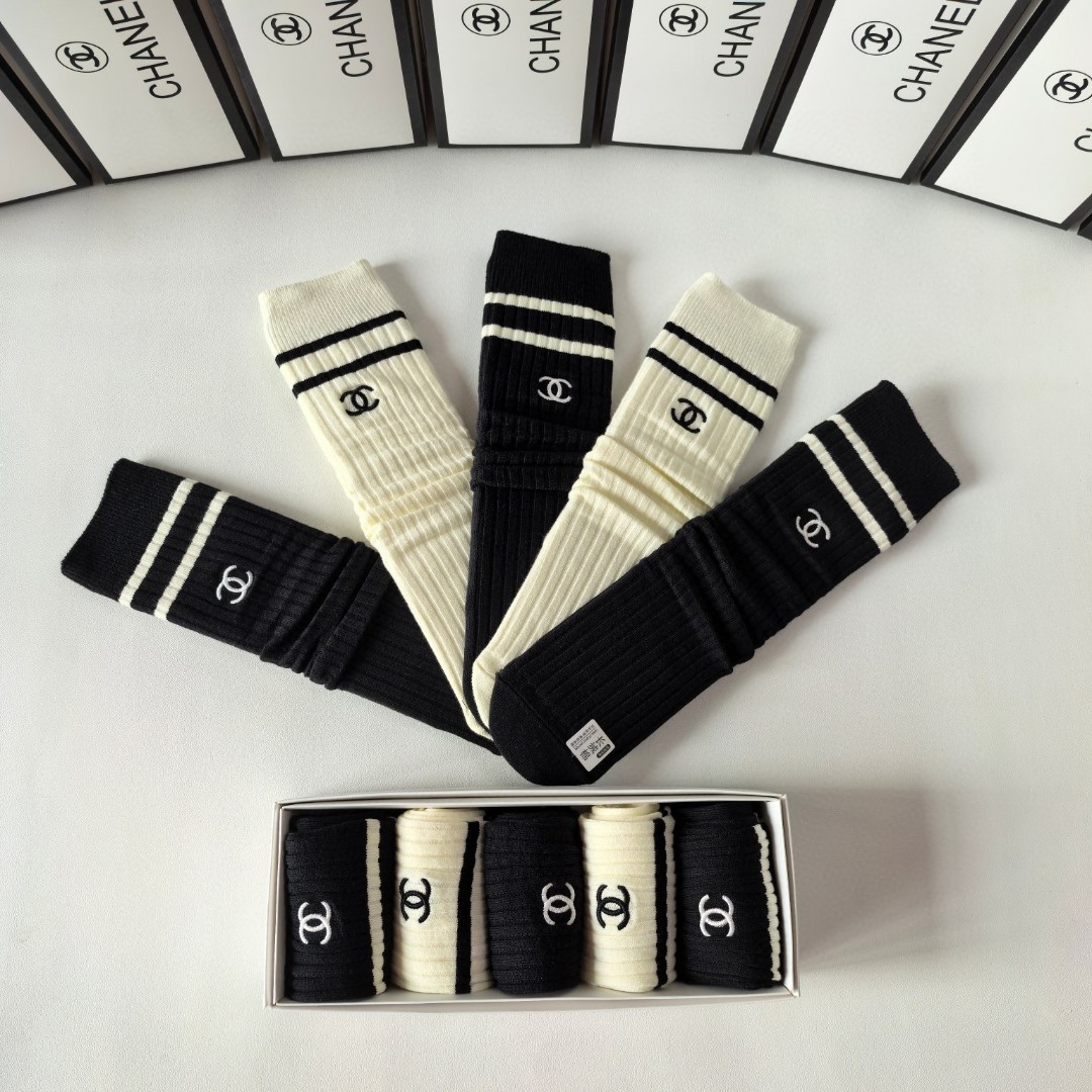 💛配专柜包装
Chanel（香奈儿）新款刺绣中长款堆堆袜袜子！一盒五双，专柜同步筒袜袜子，💛大牌出街，潮