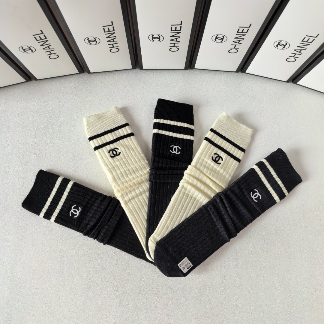 💛配专柜包装
Chanel（香奈儿）新款刺绣中长款堆堆袜袜子！一盒五双，专柜同步筒袜袜子，💛大牌出街，潮
