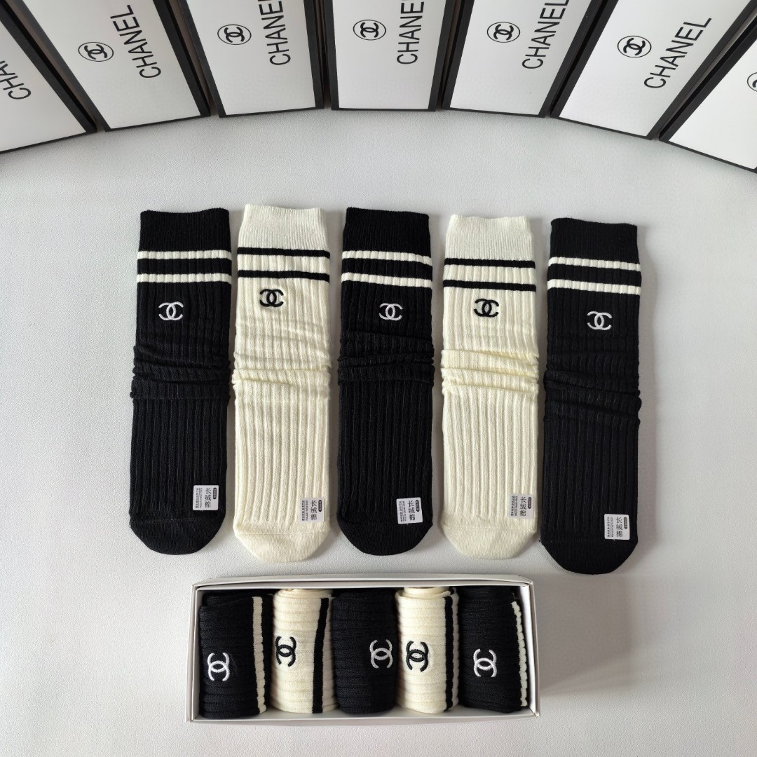 💛配专柜包装
Chanel（香奈儿）新款刺绣中长款堆堆袜袜子！一盒五双，专柜同步筒袜袜子，💛大牌出街，潮