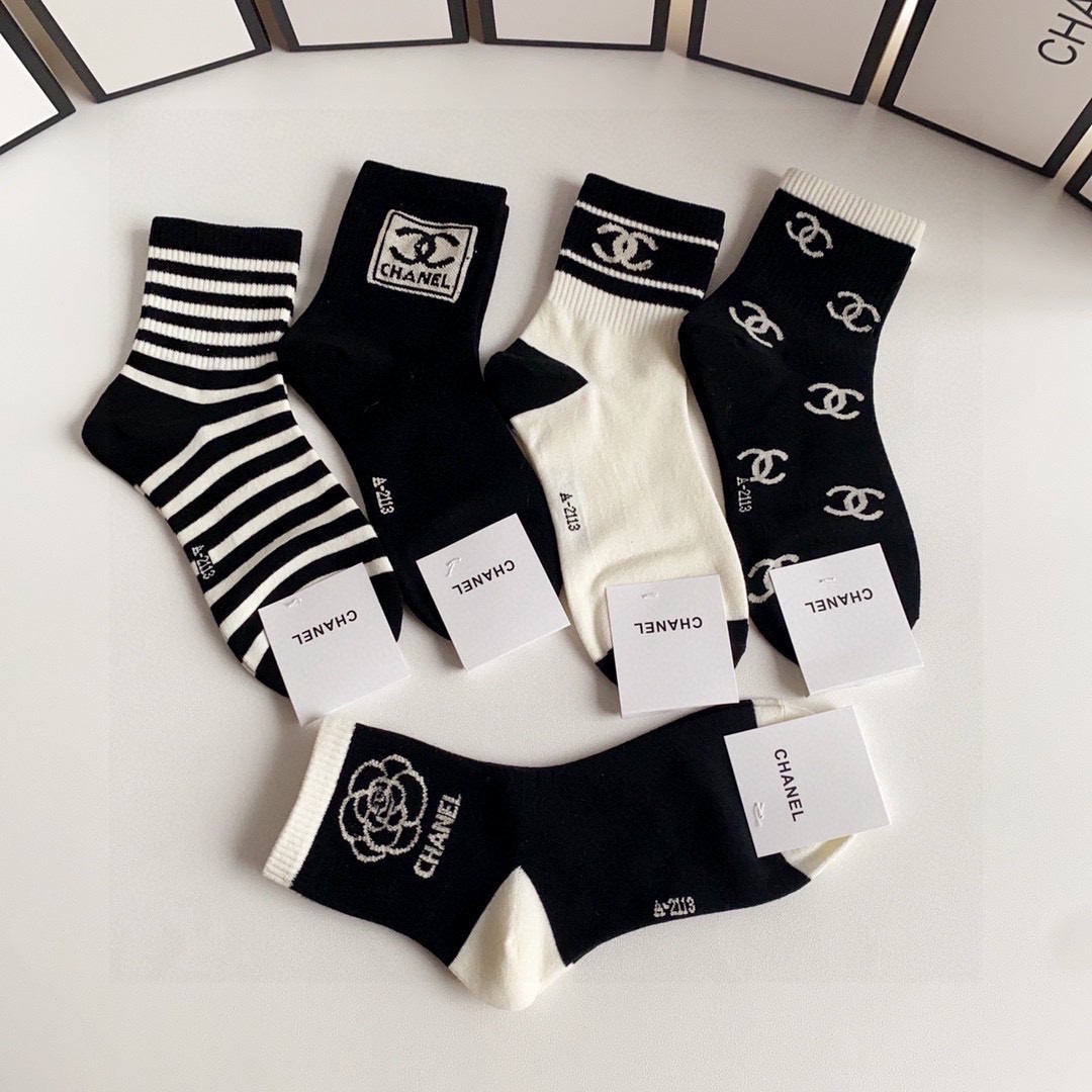 💛配专柜包装
Chanel（香奈儿）新款中长款堆堆袜袜子！一盒五双，专柜同步筒袜袜子，💛大牌出街，潮人