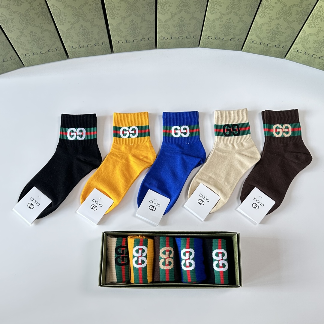  💛配专柜包装
Gucci（古驰）新款中长款堆堆袜袜子！一盒五双，专柜同步筒袜袜子，💛大牌出街，潮人必备