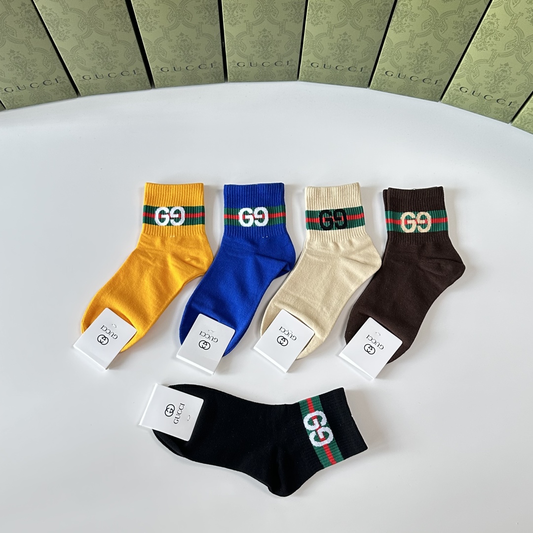  💛配专柜包装
Gucci（古驰）新款中长款堆堆袜袜子！一盒五双，专柜同步筒袜袜子，💛大牌出街，潮人必备