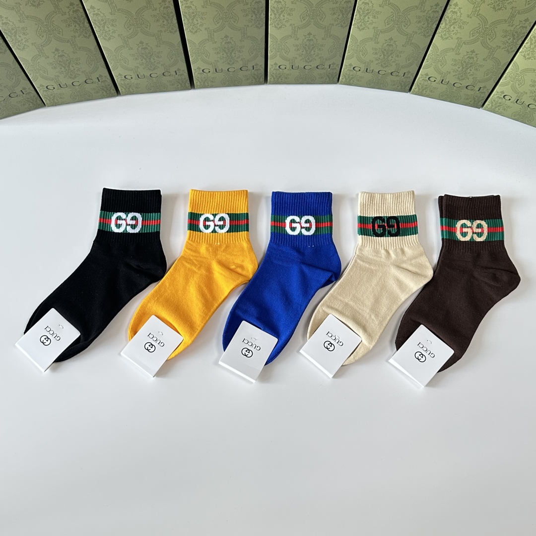  💛配专柜包装
Gucci（古驰）新款中长款堆堆袜袜子！一盒五双，专柜同步筒袜袜子，💛大牌出街，潮人必备
