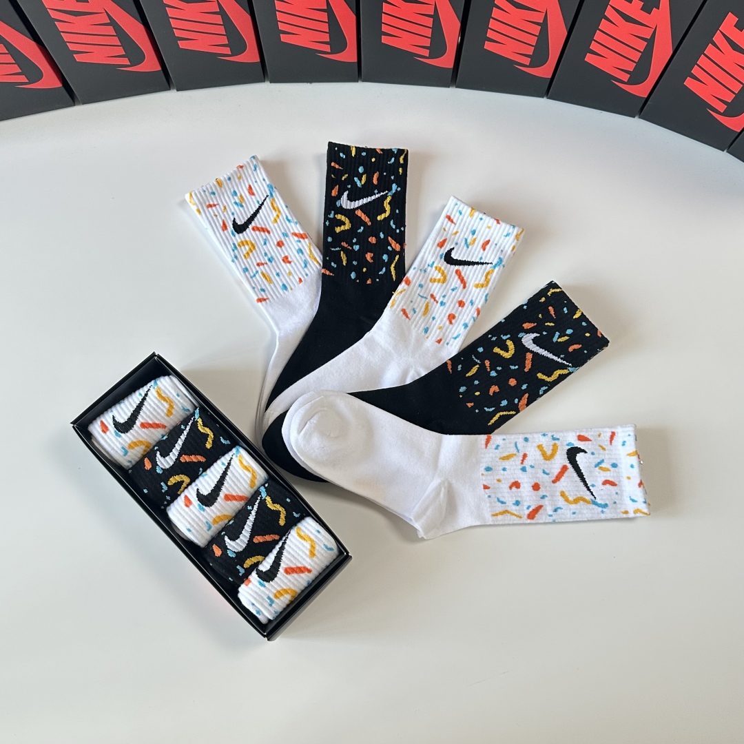  💛配专柜包装
NIKE（耐克）新款中长款堆堆袜袜子！一盒五双，专柜同步筒袜袜子，💛大牌出街，潮人必备。