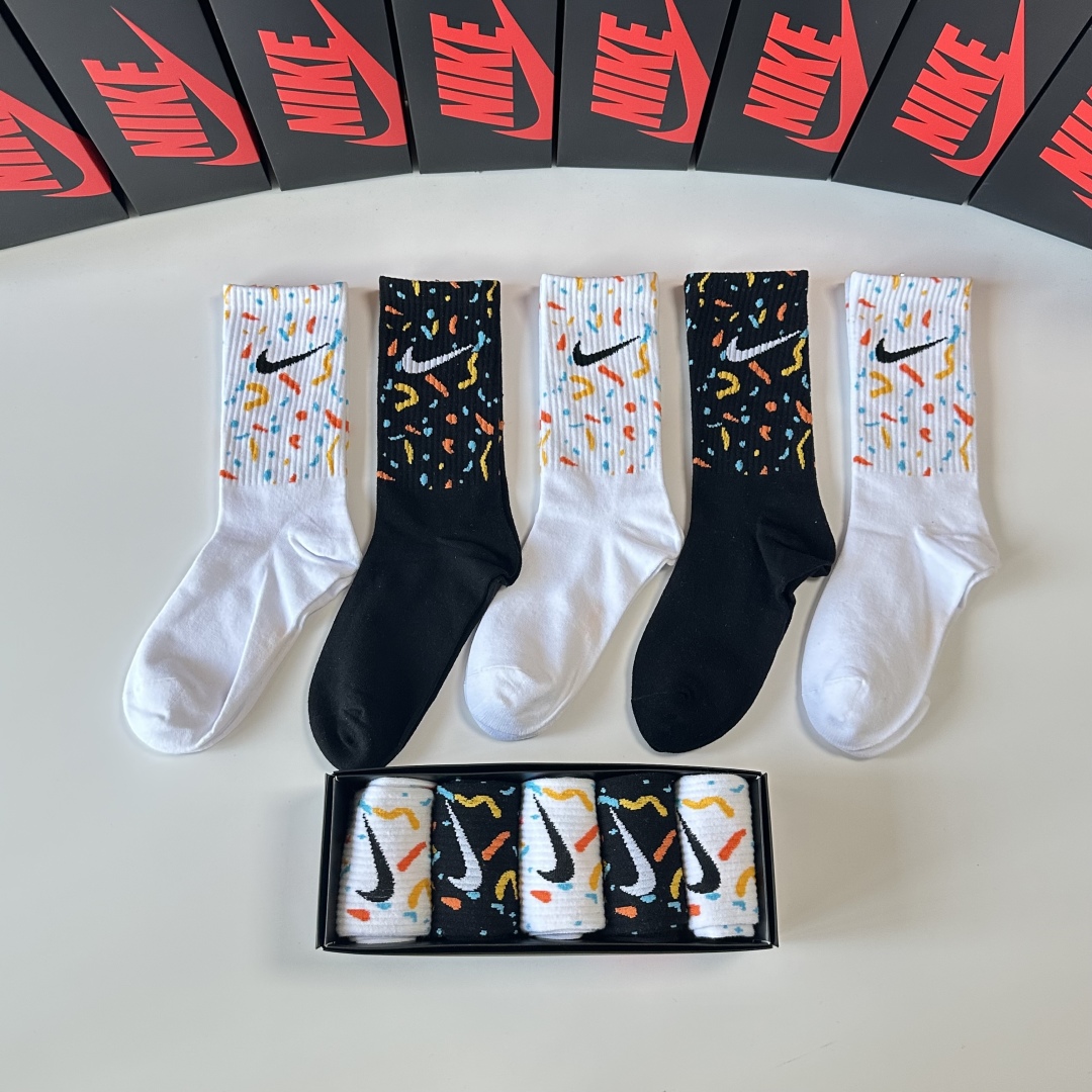  💛配专柜包装
NIKE（耐克）新款中长款堆堆袜袜子！一盒五双，专柜同步筒袜袜子，💛大牌出街，潮人必备。