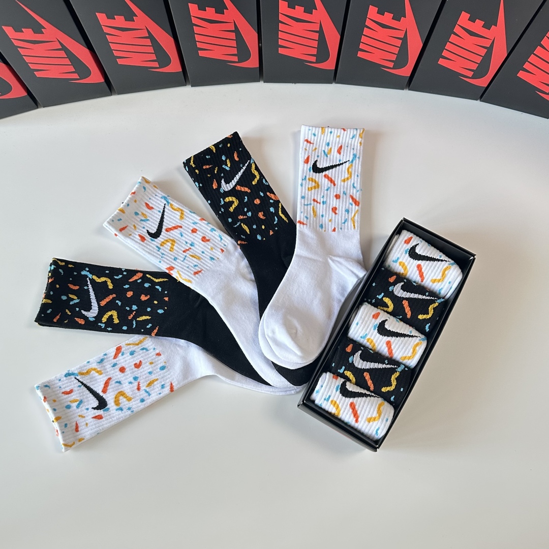  💛配专柜包装
NIKE（耐克）新款中长款堆堆袜袜子！一盒五双，专柜同步筒袜袜子，💛大牌出街，潮人必备。
