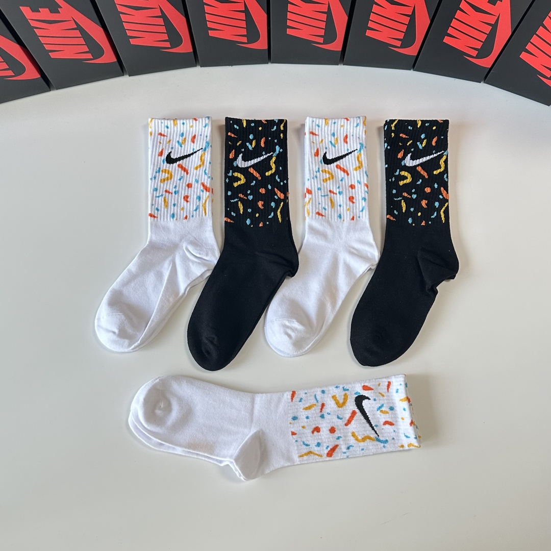  💛配专柜包装
NIKE（耐克）新款中长款堆堆袜袜子！一盒五双，专柜同步筒袜袜子，💛大牌出街，潮人必备。