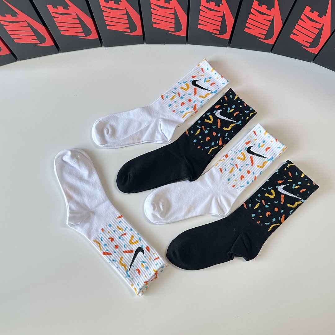  💛配专柜包装
NIKE（耐克）新款中长款堆堆袜袜子！一盒五双，专柜同步筒袜袜子，💛大牌出街，潮人必备。