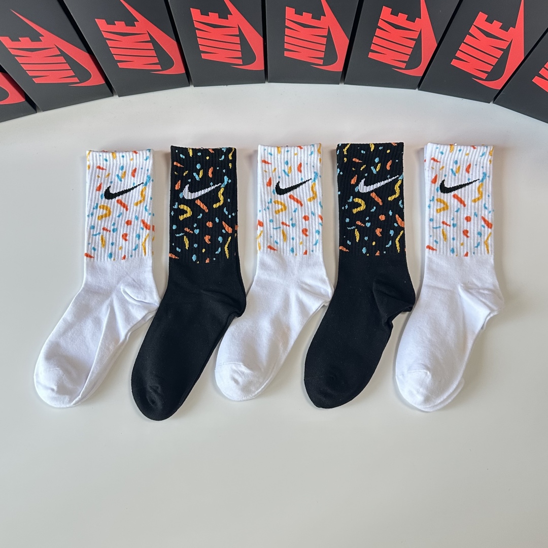  💛配专柜包装
NIKE（耐克）新款中长款堆堆袜袜子！一盒五双，专柜同步筒袜袜子，💛大牌出街，潮人必备。