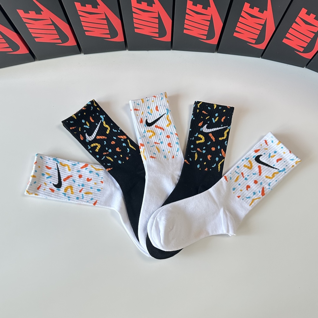  💛配专柜包装
NIKE（耐克）新款中长款堆堆袜袜子！一盒五双，专柜同步筒袜袜子，💛大牌出街，潮人必备。