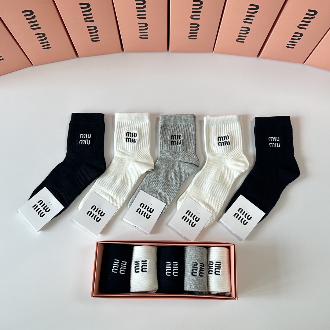 💛配专柜包装MiuMiu（缪缪）新款中长款堆堆袜袜子！一盒五双，专柜同步筒袜袜子，💛大牌出街，潮人必备🔥