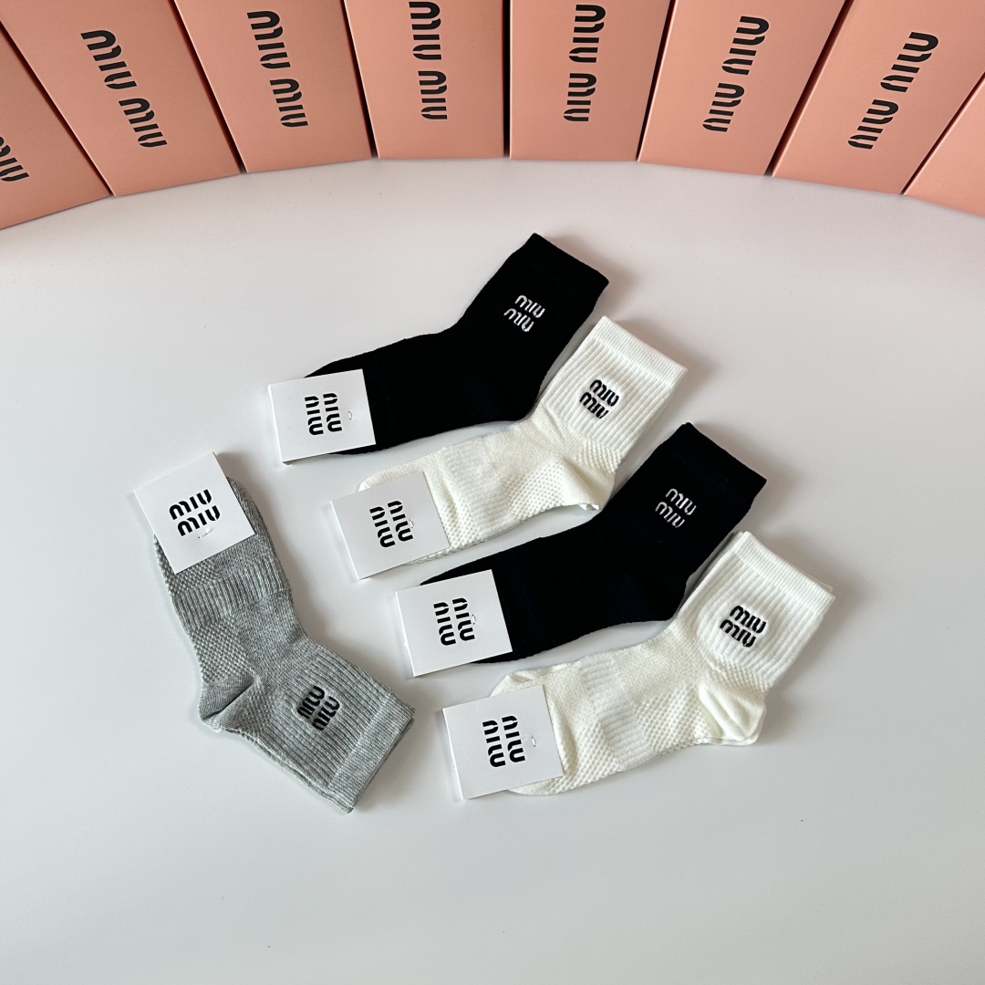 💛配专柜包装MiuMiu（缪缪）新款中长款堆堆袜袜子！一盒五双，专柜同步筒袜袜子，💛大牌出街，潮人必备🔥