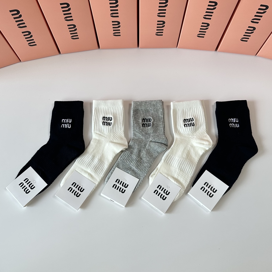 💛配专柜包装MiuMiu（缪缪）新款中长款堆堆袜袜子！一盒五双，专柜同步筒袜袜子，💛大牌出街，潮人必备🔥