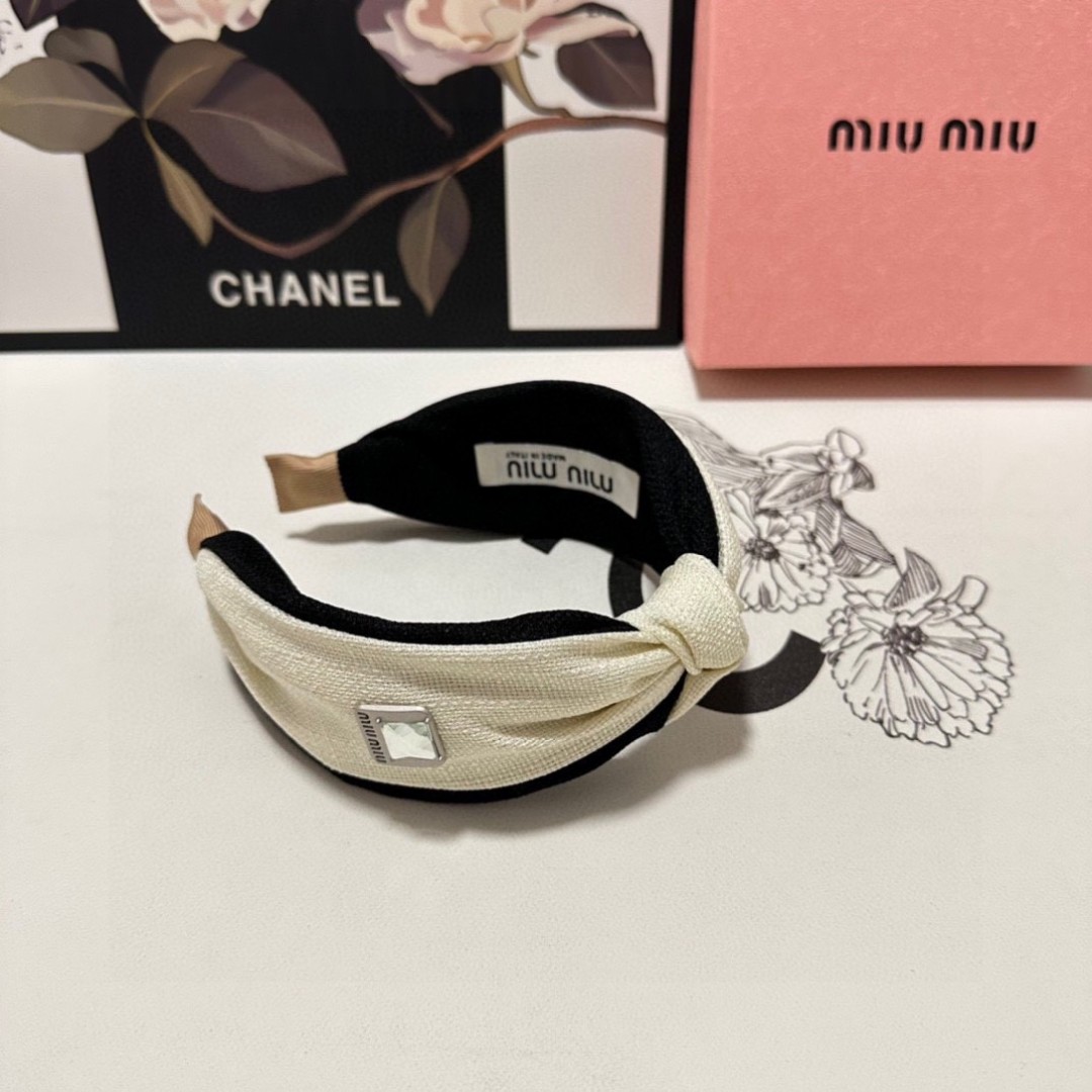  配专柜包装
MiuMiu（缪缪）最新发箍
小仙女快入手
特殊材质 不嘞头
可盐可甜～