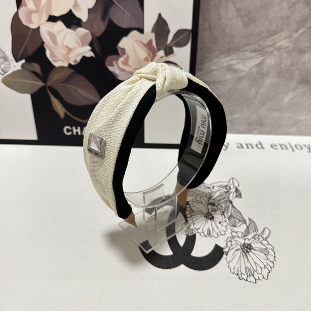  配专柜包装
MiuMiu（缪缪）最新发箍
小仙女快入手
特殊材质 不嘞头
可盐可甜～