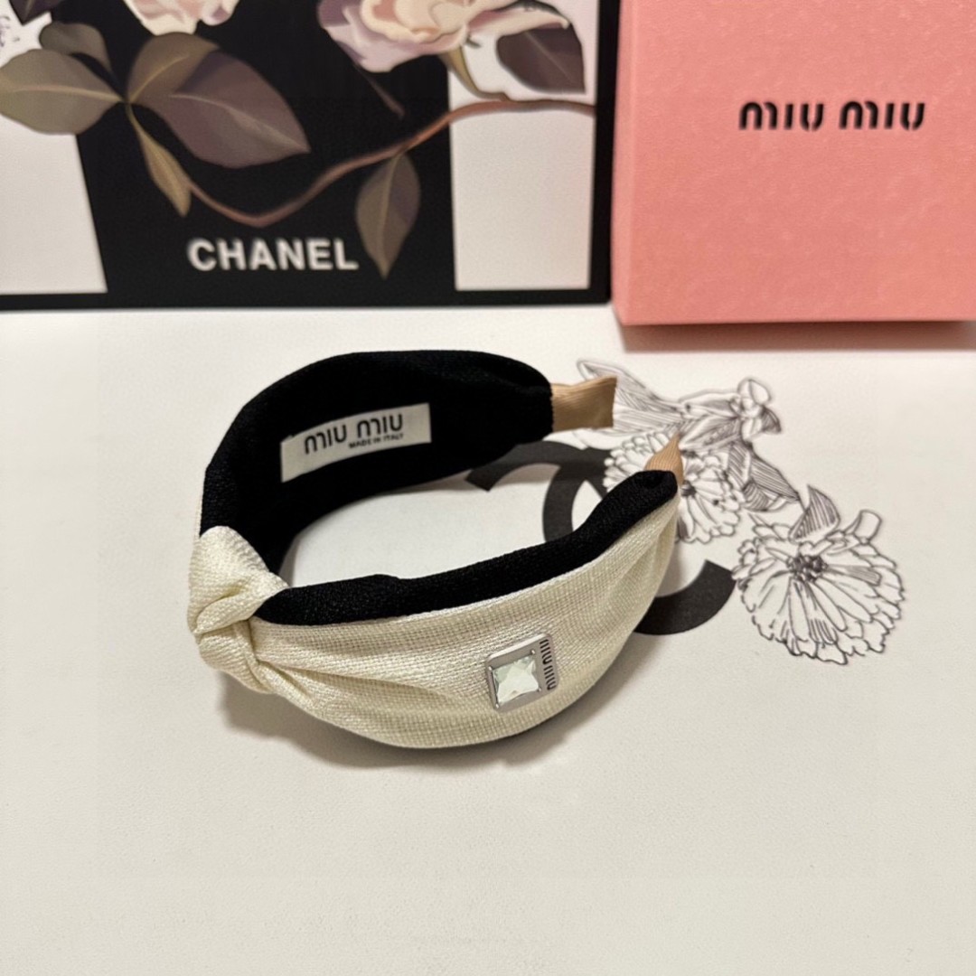  配专柜包装
MiuMiu（缪缪）最新发箍
小仙女快入手
特殊材质 不嘞头
可盐可甜～