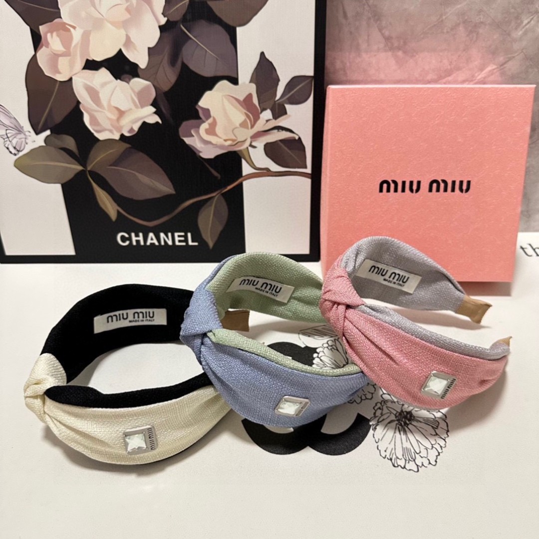 配专柜包装
MiuMiu（缪缪）最新发箍
小仙女快入手
特殊材质 不嘞头
可盐可甜～