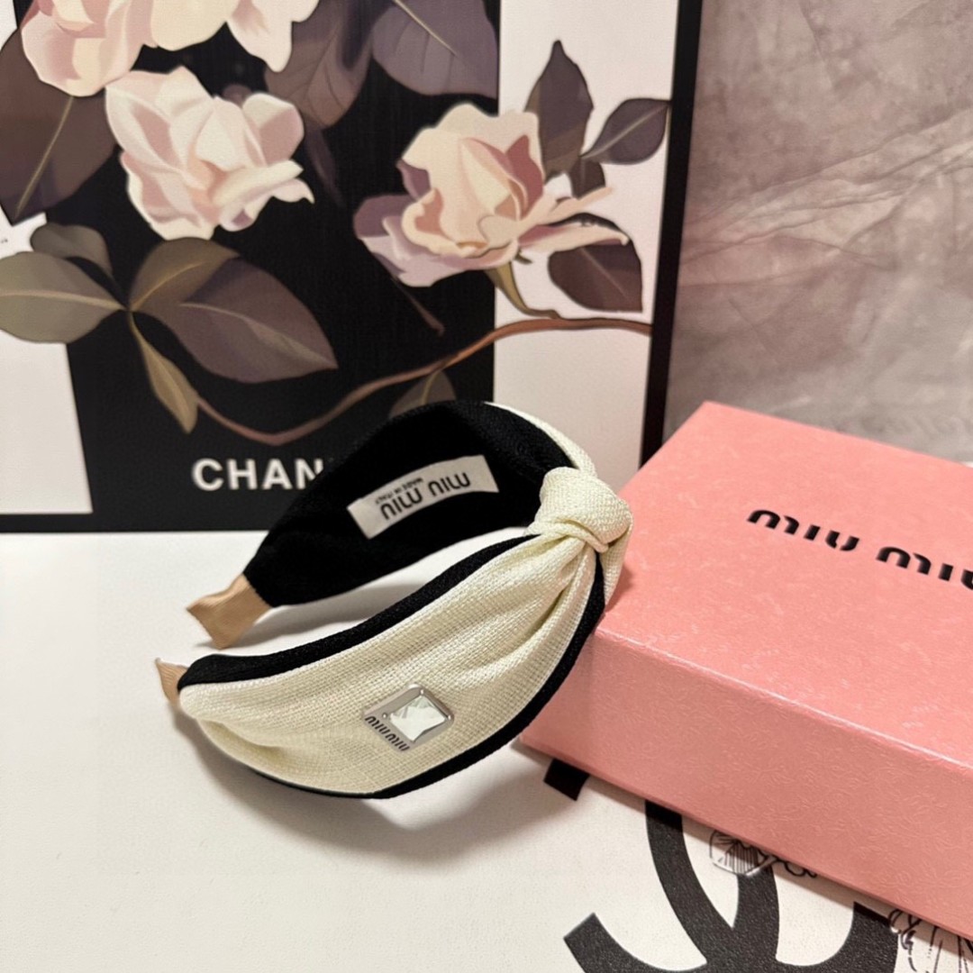  配专柜包装
MiuMiu（缪缪）最新发箍
小仙女快入手
特殊材质 不嘞头
可盐可甜～