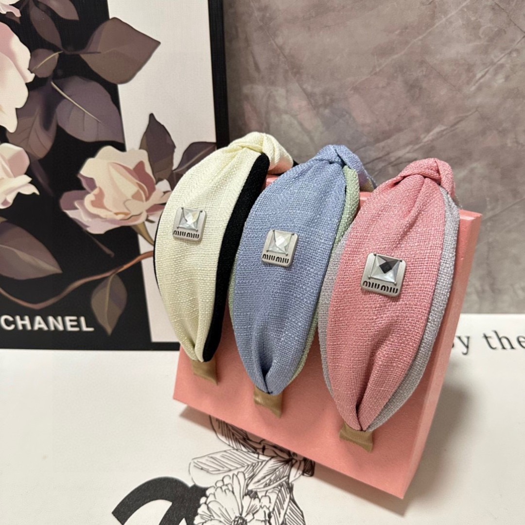  配专柜包装
MiuMiu（缪缪）最新发箍
小仙女快入手
特殊材质 不嘞头
可盐可甜～