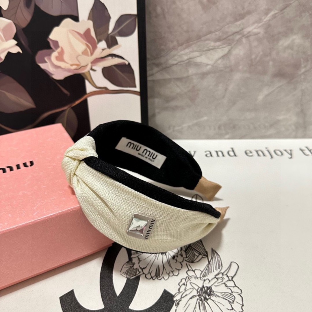  配专柜包装
MiuMiu（缪缪）最新发箍
小仙女快入手
特殊材质 不嘞头
可盐可甜～