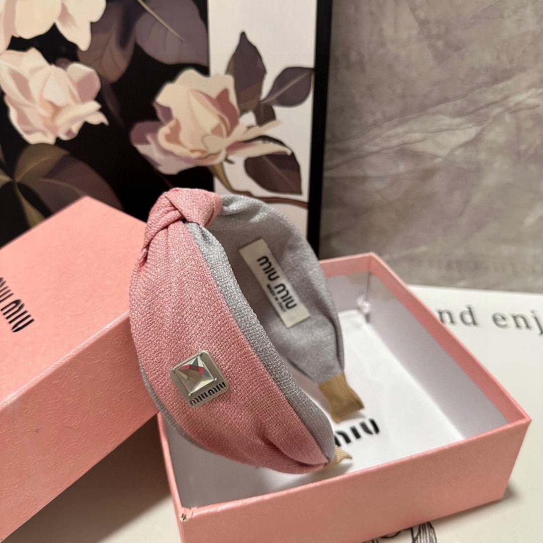  配专柜包装
MiuMiu（缪缪）最新发箍
小仙女快入手
特殊材质 不嘞头
可盐可甜～