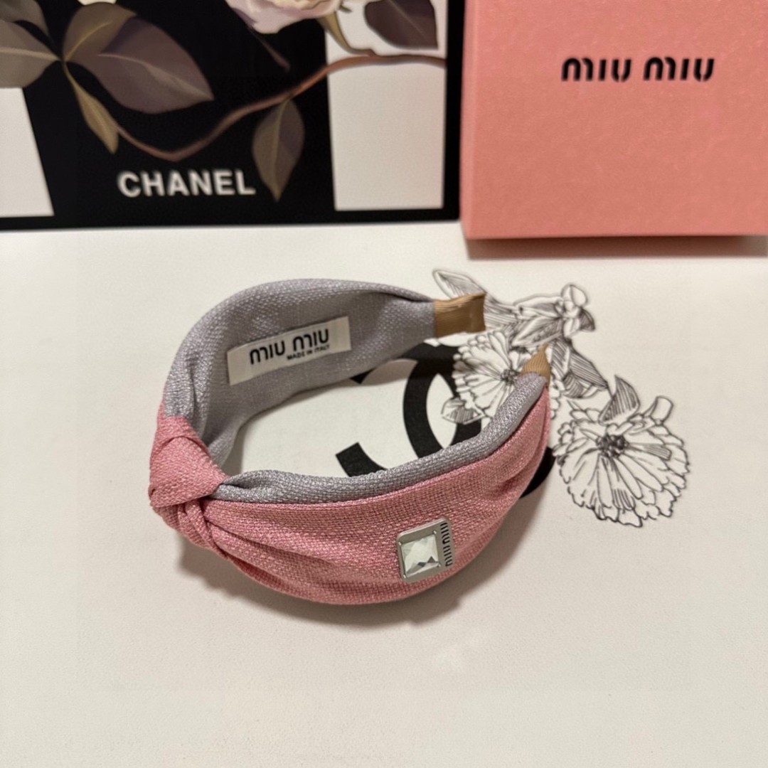  配专柜包装
MiuMiu（缪缪）最新发箍
小仙女快入手
特殊材质 不嘞头
可盐可甜～