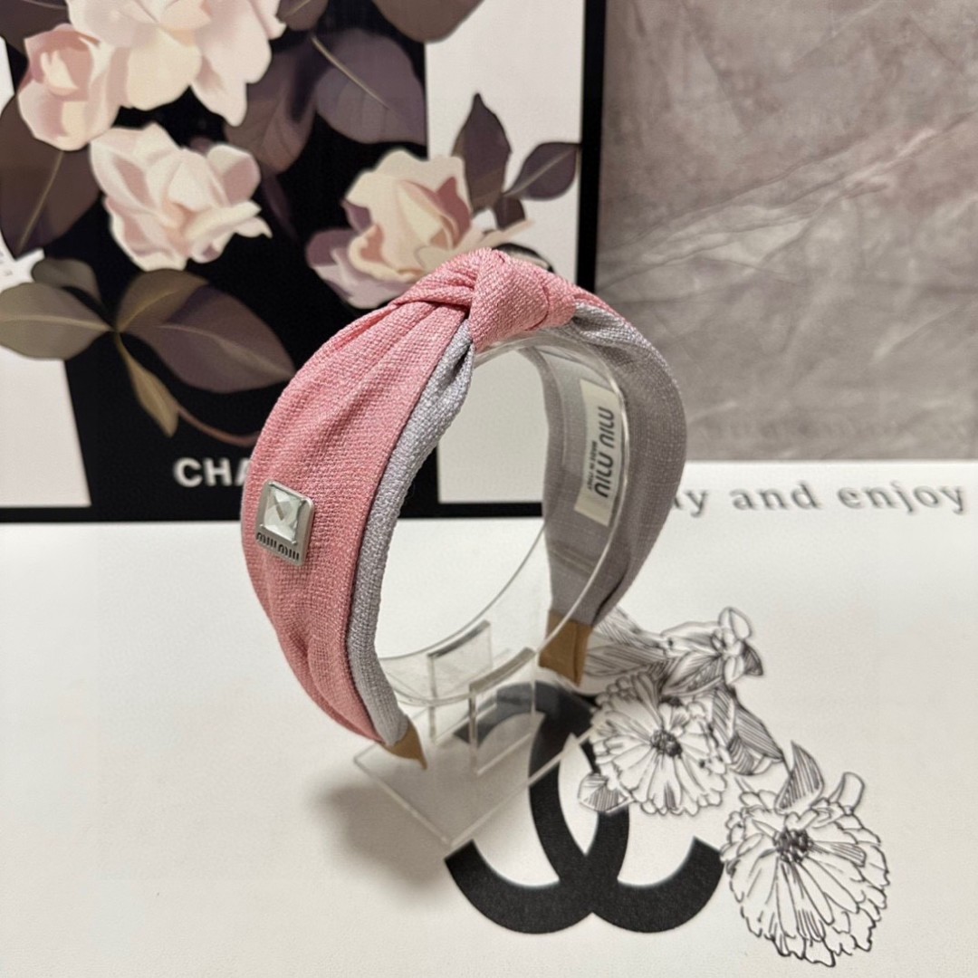  配专柜包装
MiuMiu（缪缪）最新发箍
小仙女快入手
特殊材质 不嘞头
可盐可甜～