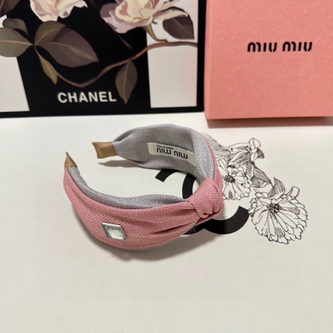  配专柜包装
MiuMiu（缪缪）最新发箍
小仙女快入手
特殊材质 不嘞头
可盐可甜～