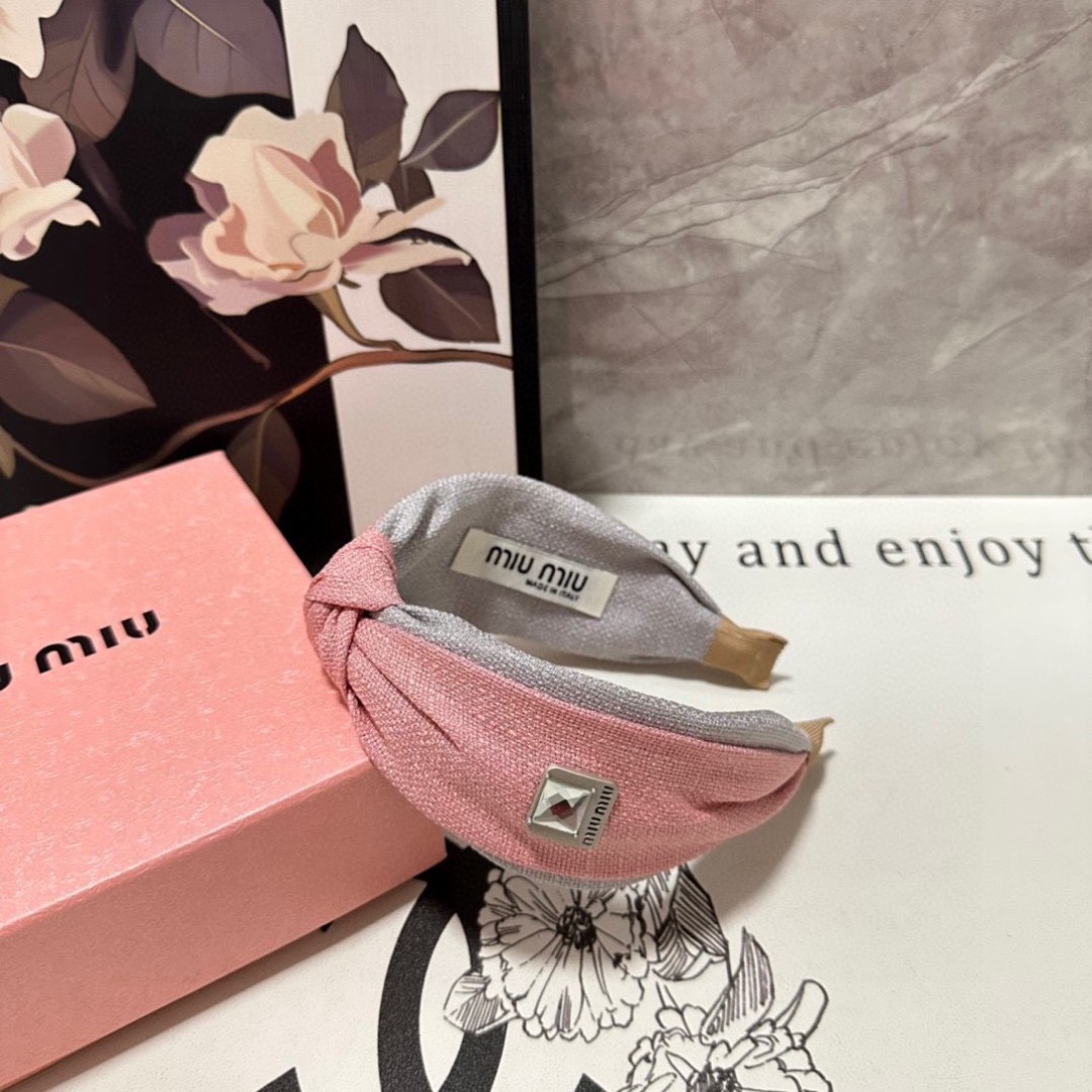  配专柜包装
MiuMiu（缪缪）最新发箍
小仙女快入手
特殊材质 不嘞头
可盐可甜～
