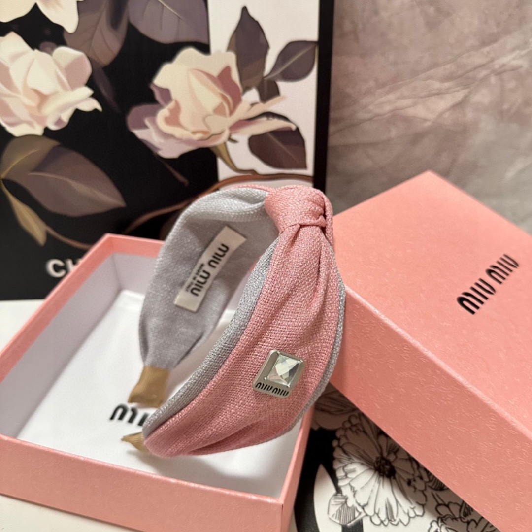  配专柜包装
MiuMiu（缪缪）最新发箍
小仙女快入手
特殊材质 不嘞头
可盐可甜～