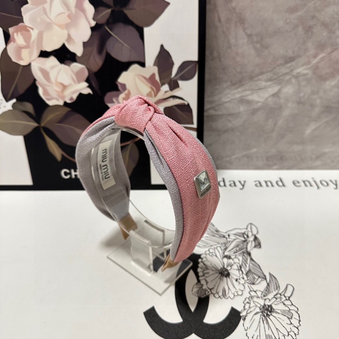 配专柜包装
MiuMiu（缪缪）最新发箍
小仙女快入手
特殊材质 不嘞头
可盐可甜～