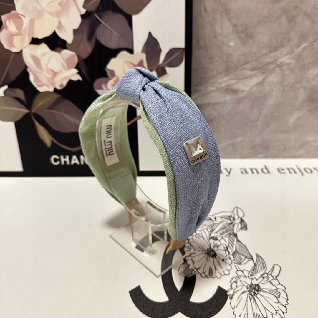  配专柜包装
MiuMiu（缪缪）最新发箍
小仙女快入手
特殊材质 不嘞头
可盐可甜～