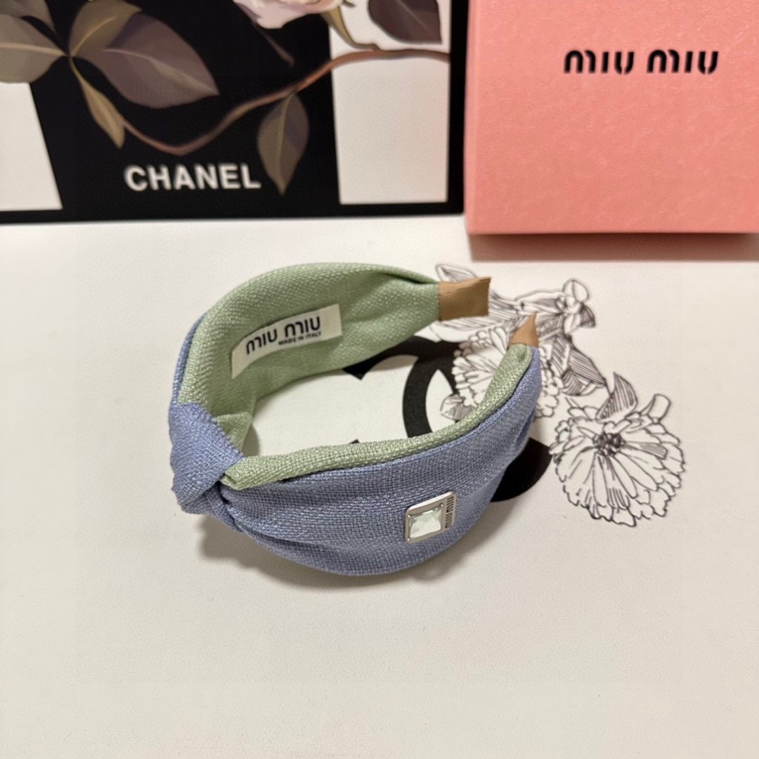  配专柜包装
MiuMiu（缪缪）最新发箍
小仙女快入手
特殊材质 不嘞头
可盐可甜～