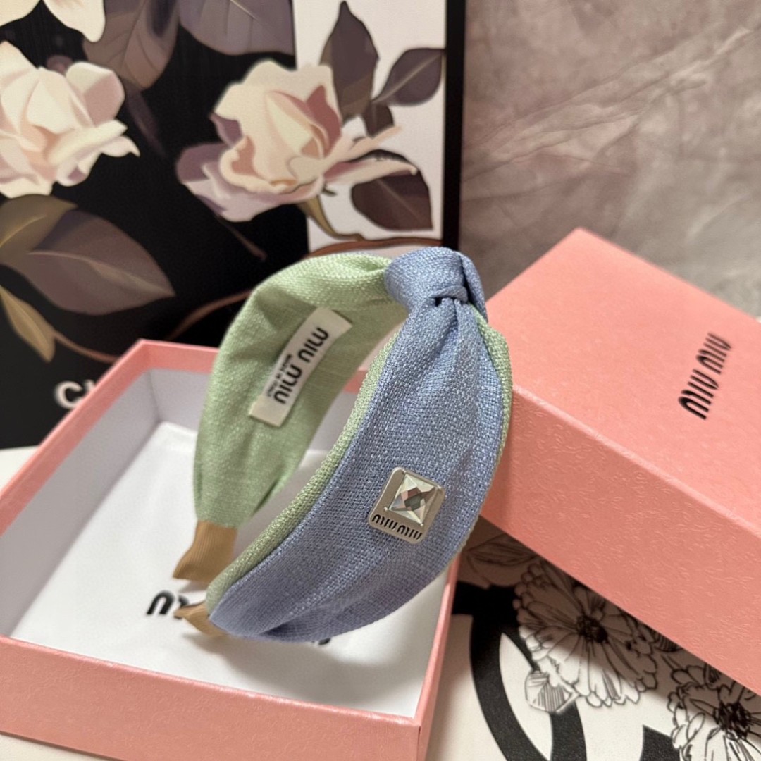  配专柜包装
MiuMiu（缪缪）最新发箍
小仙女快入手
特殊材质 不嘞头
可盐可甜～