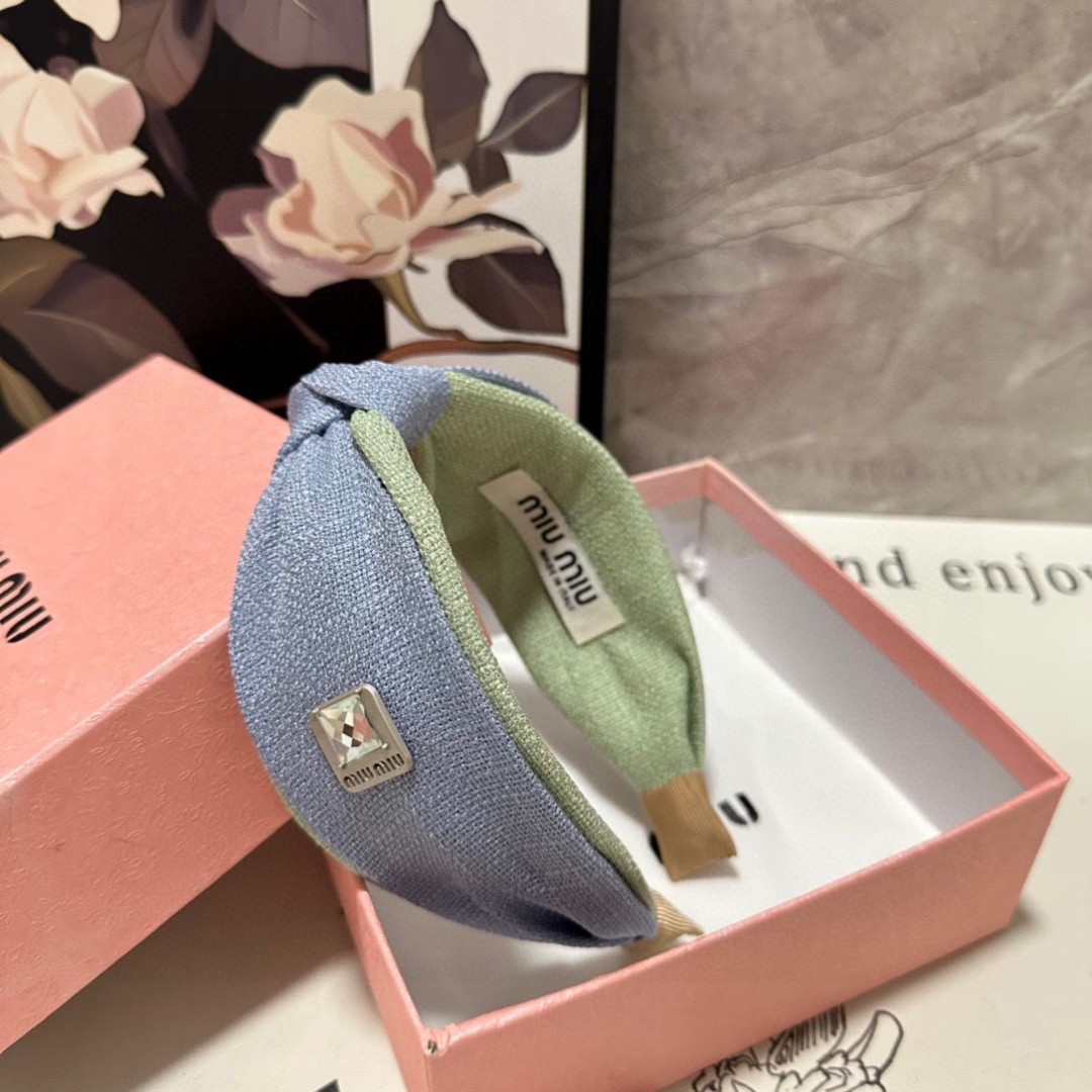 配专柜包装
MiuMiu（缪缪）最新发箍
小仙女快入手
特殊材质 不嘞头
可盐可甜～
