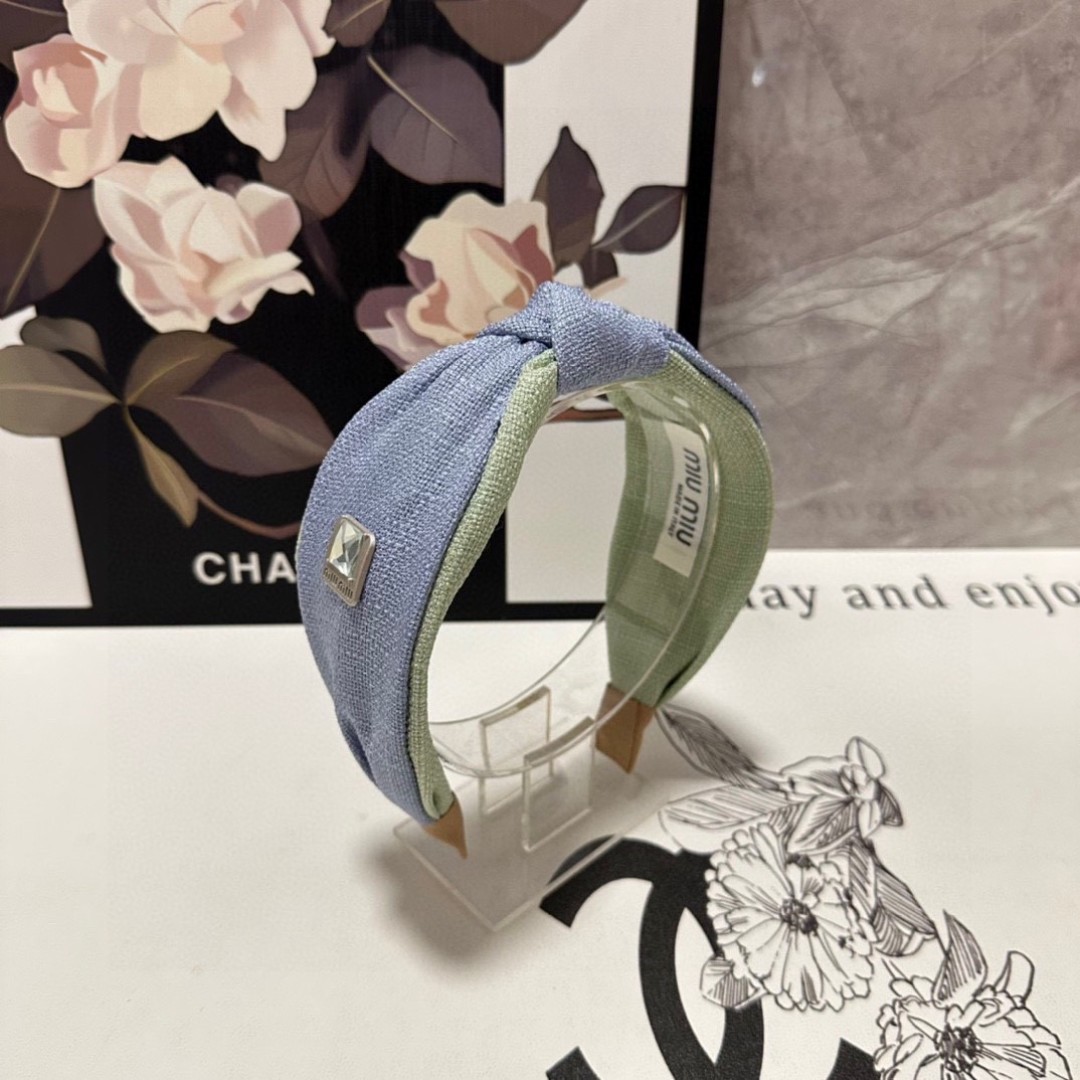  配专柜包装
MiuMiu（缪缪）最新发箍
小仙女快入手
特殊材质 不嘞头
可盐可甜～