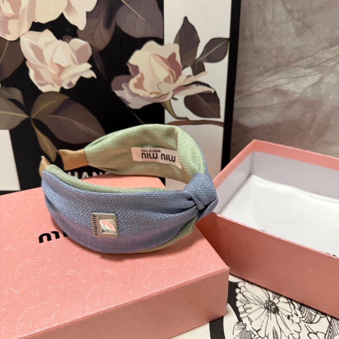  配专柜包装
MiuMiu（缪缪）最新发箍
小仙女快入手
特殊材质 不嘞头
可盐可甜～